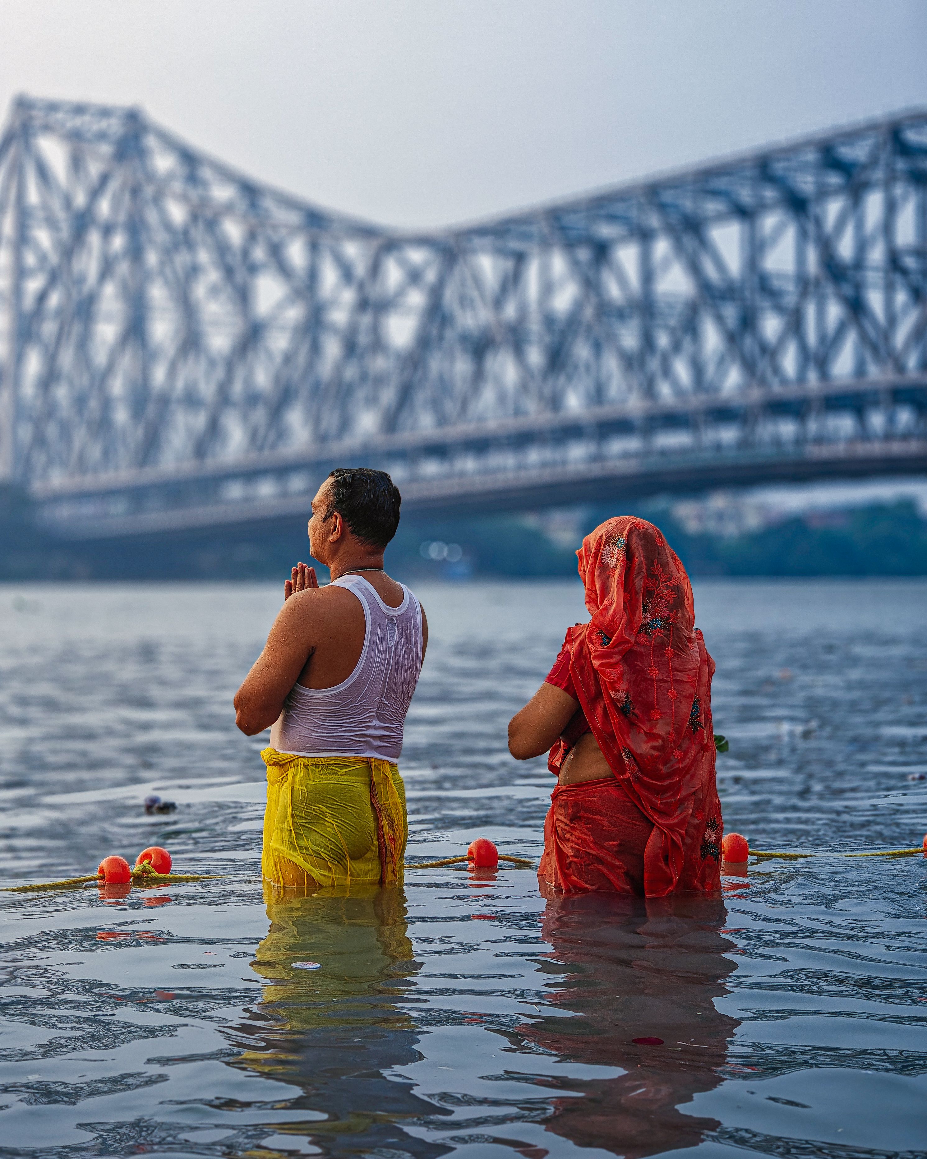 Ritual Under Howrah Bridge in Kolkata, India · Free Stock Photo