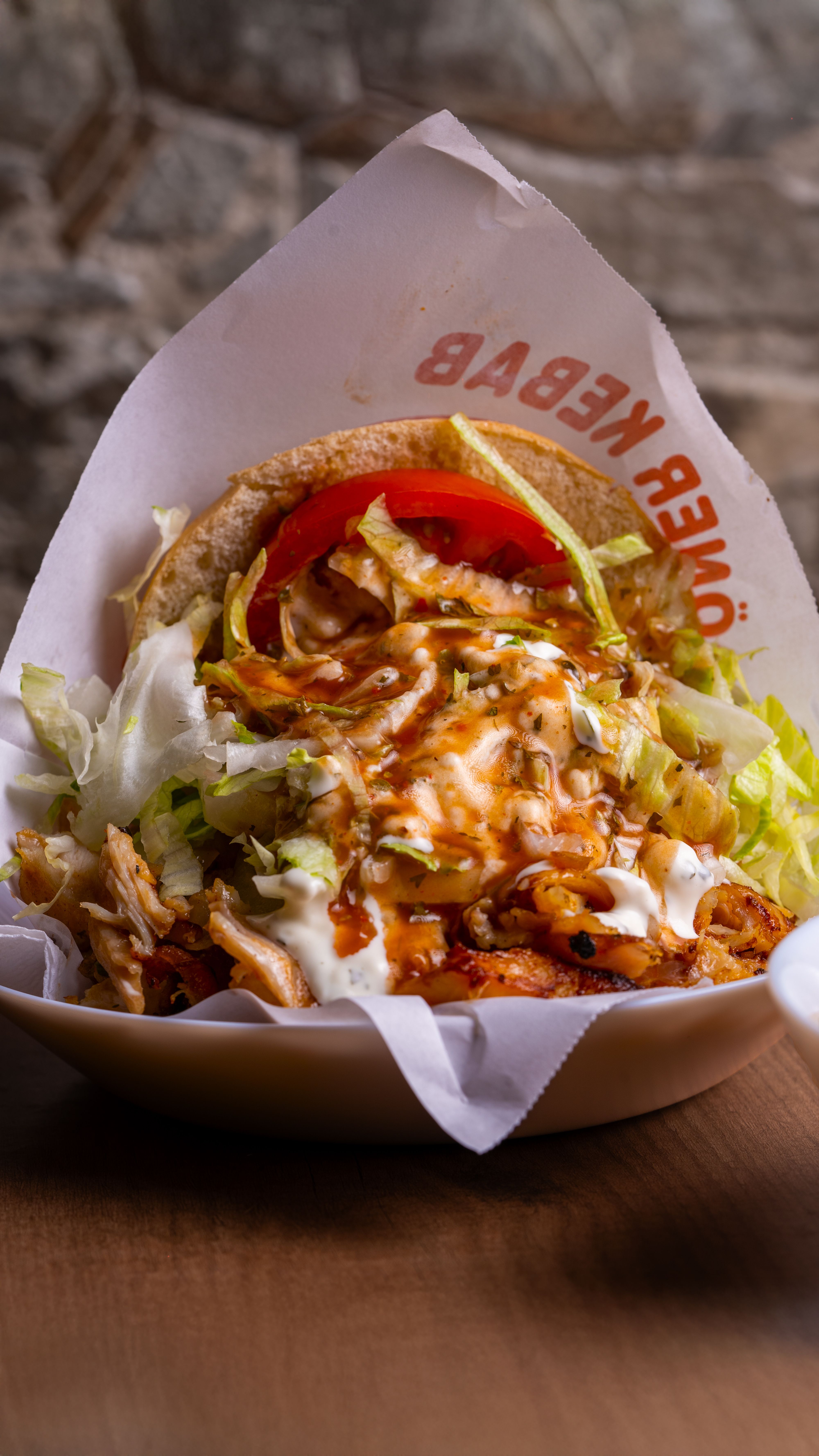 Soczysty döner kebab ze świeżymi warzywami i sosem