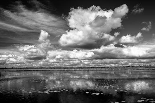 宁静的湖泊映照着令人惊叹的黑白云景，展现了大自然的美丽