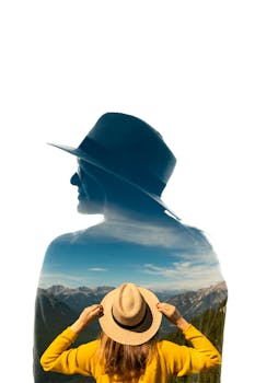 在一张双曝光照片中，一位戴帽子的女人与山地景观融为一体