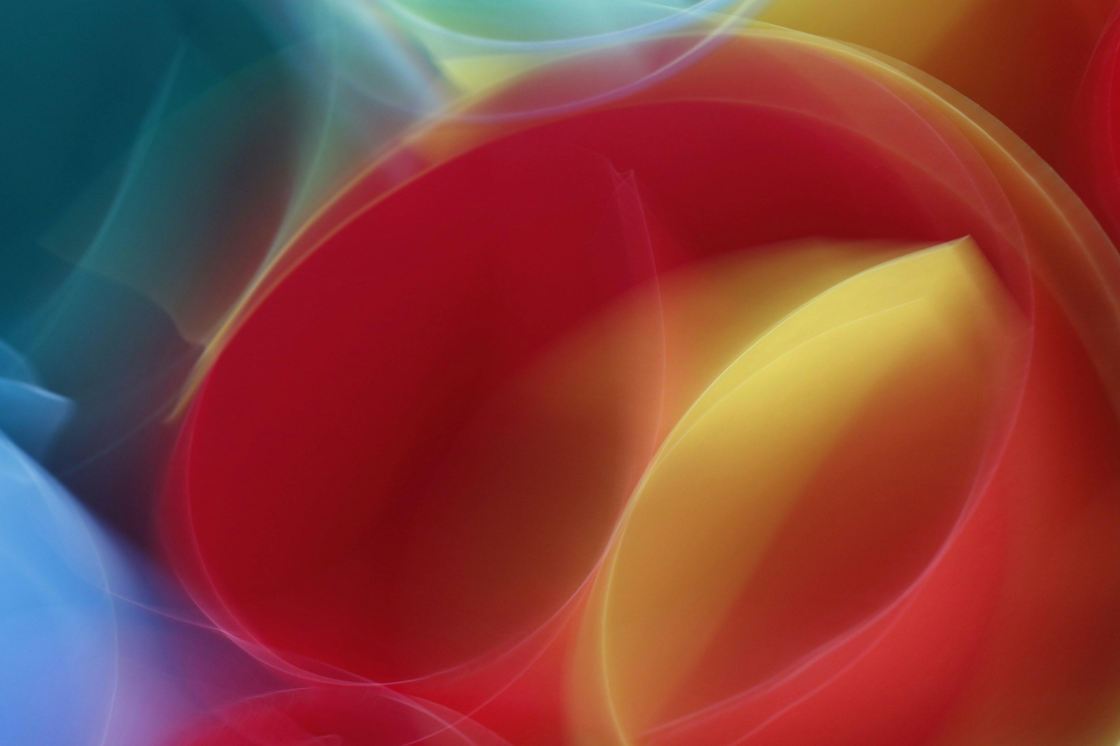 無料 赤、黄、青の色が渦巻く、鮮やかな抽象的なイメージ。 写真素材