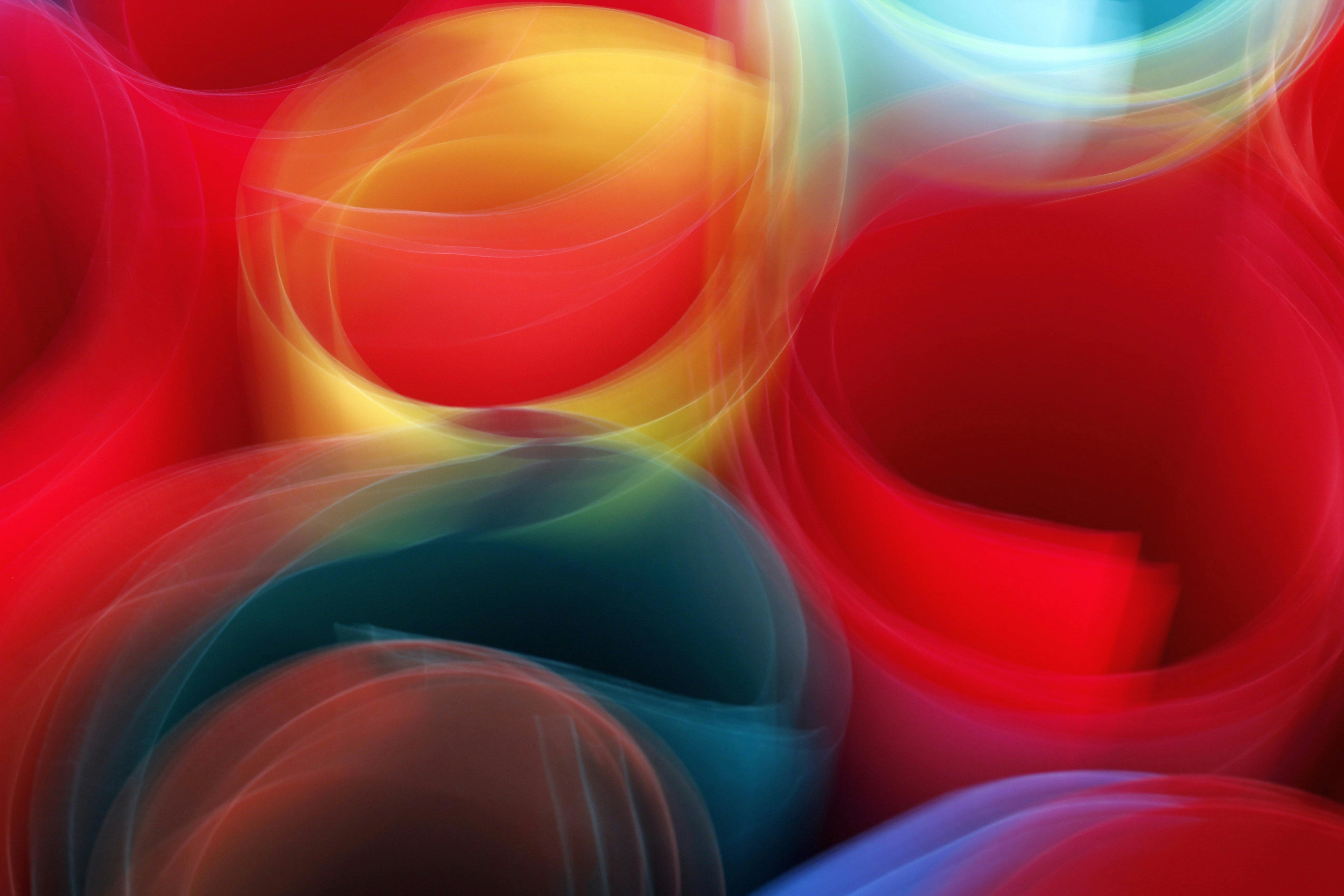 grátis Composição abstrata dinâmica de redemoinhos de luz desfocados e coloridos em tons vibrantes. Foto profissional