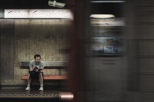 Mann Sitzt Auf Einer Bank Und Liest Ein Buch