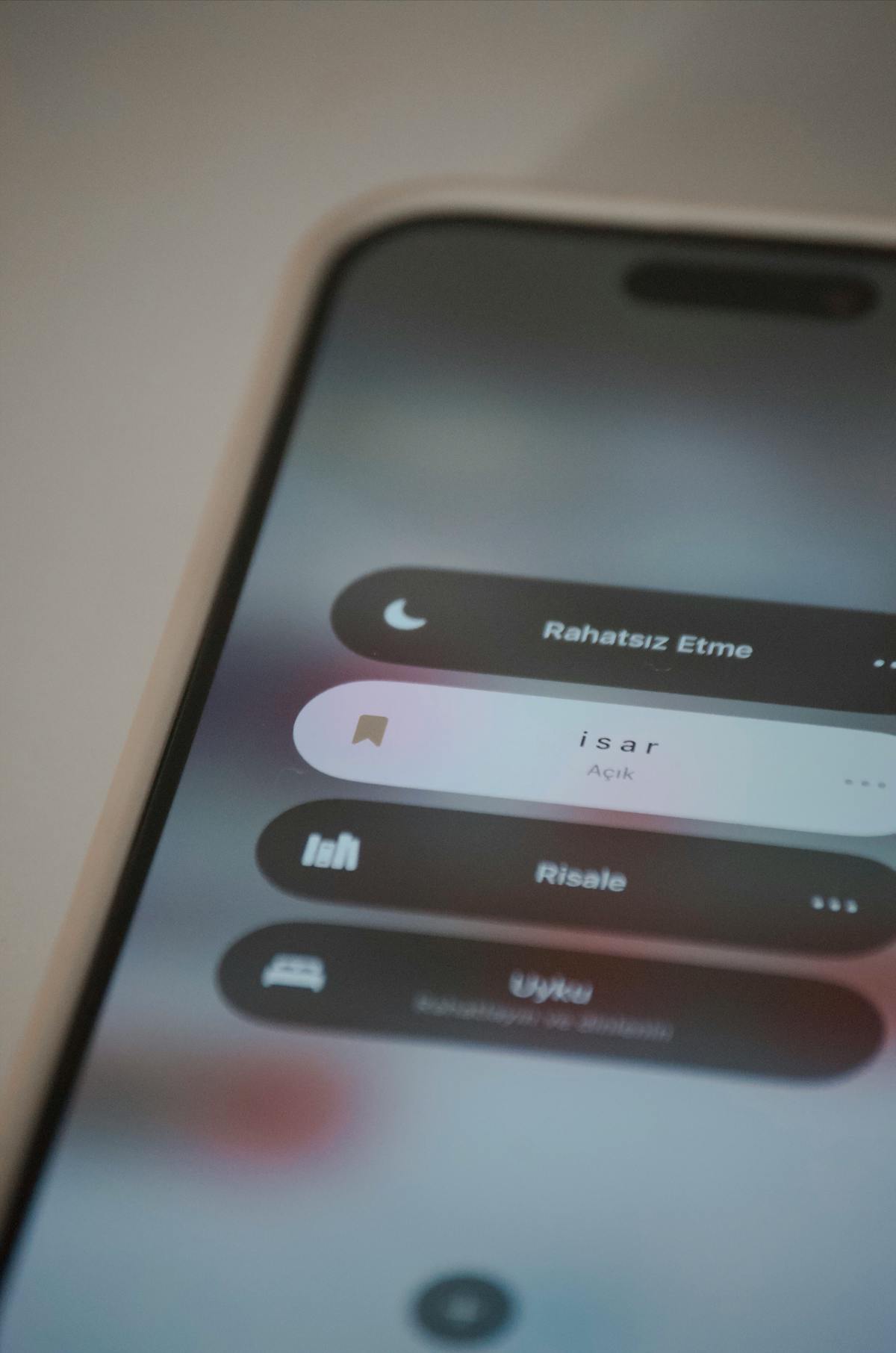 Primo piano di uno schermo smartphone che mostra interfaccia app bancaria