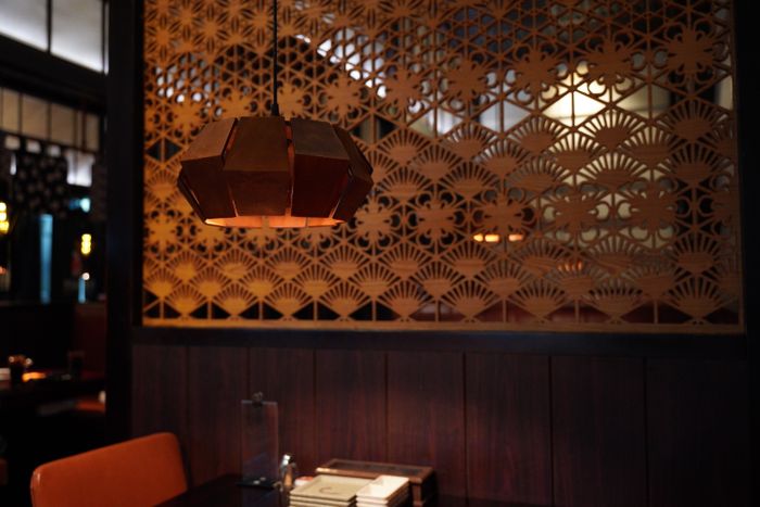 Iluminación cálida del salón
