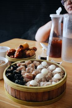 Gratin de pâtes aux céréales complètes avec épinards et champignons crémeux
