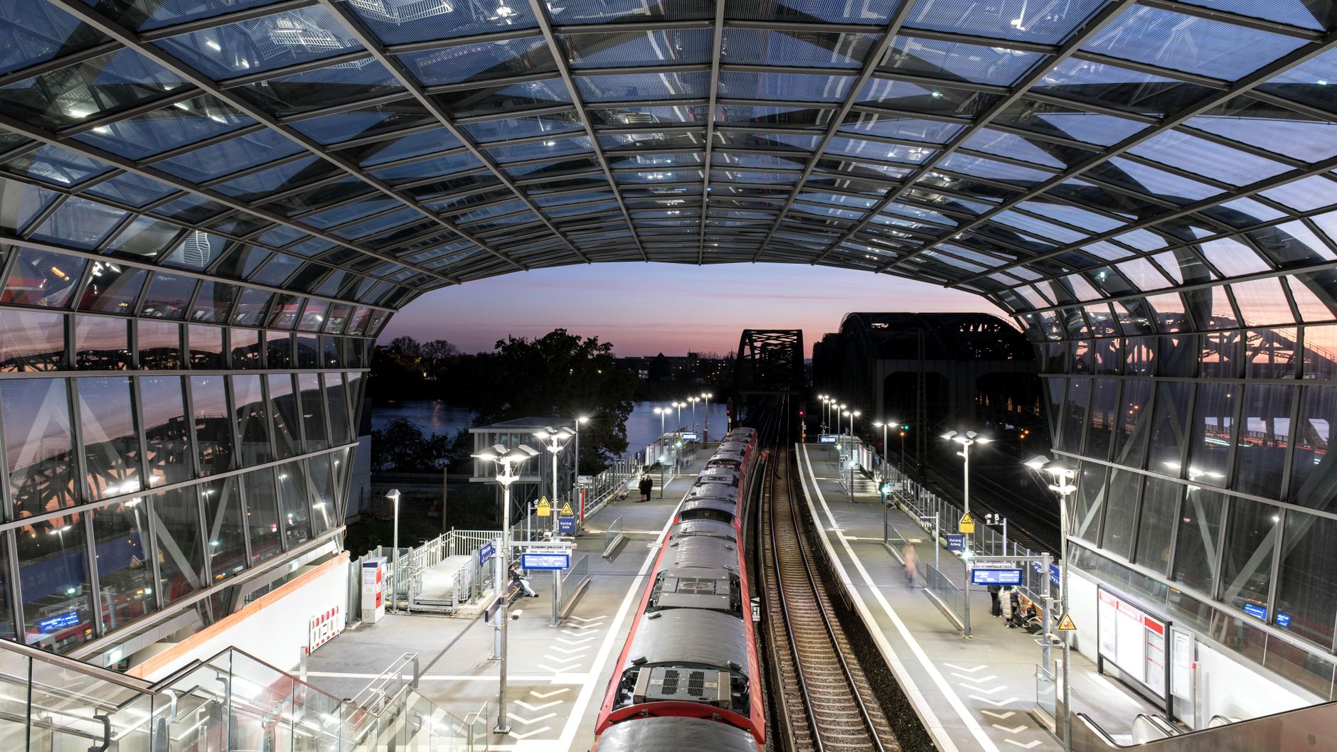 Gece bir tren istasyonunda polis ve suç mahalli