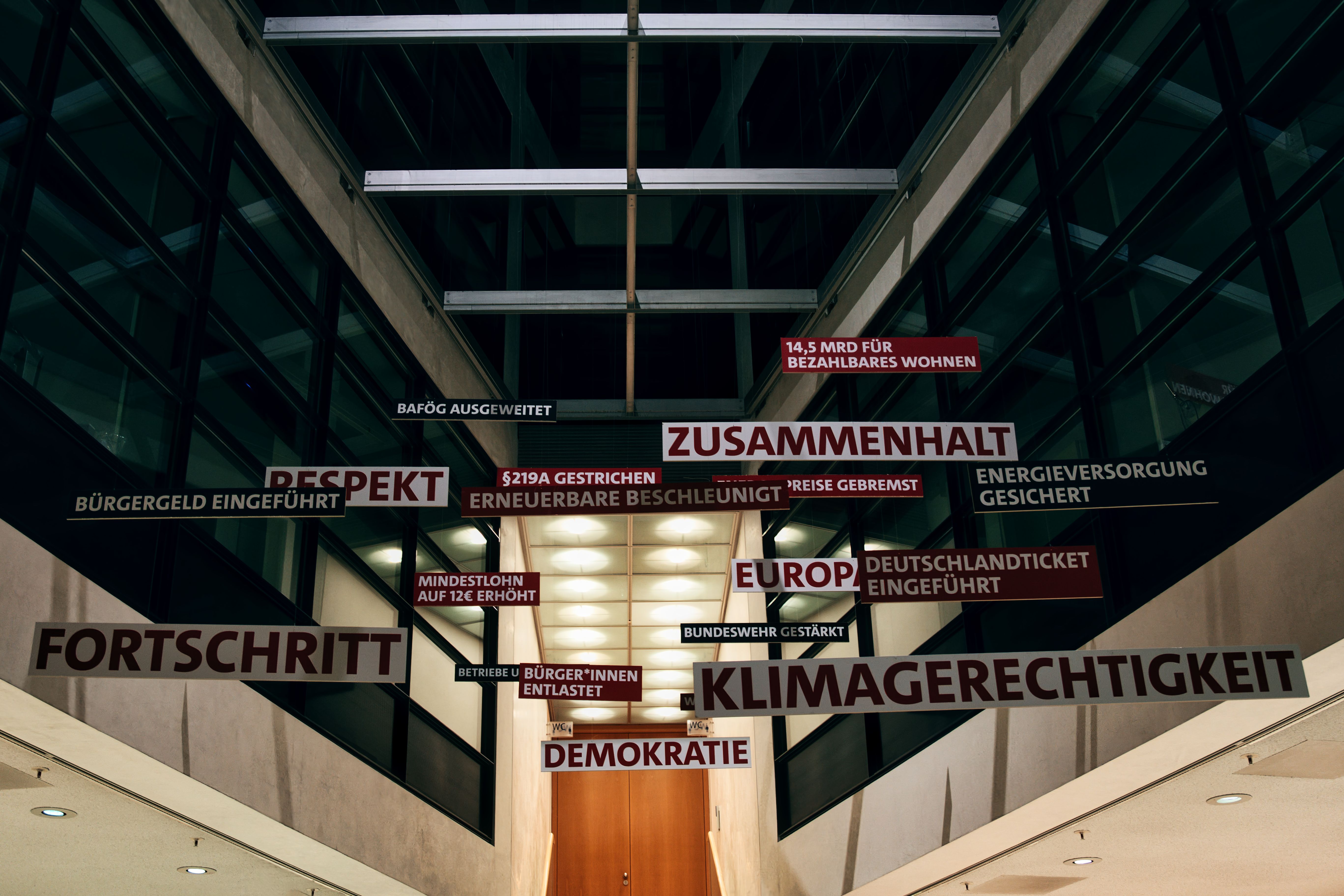 Kostenlos Ein architektonisches Interieur in Berlin mit eingehängten deutschen Wörtern und Phrasen, die soziale Themen hervorheben. Stock-Foto