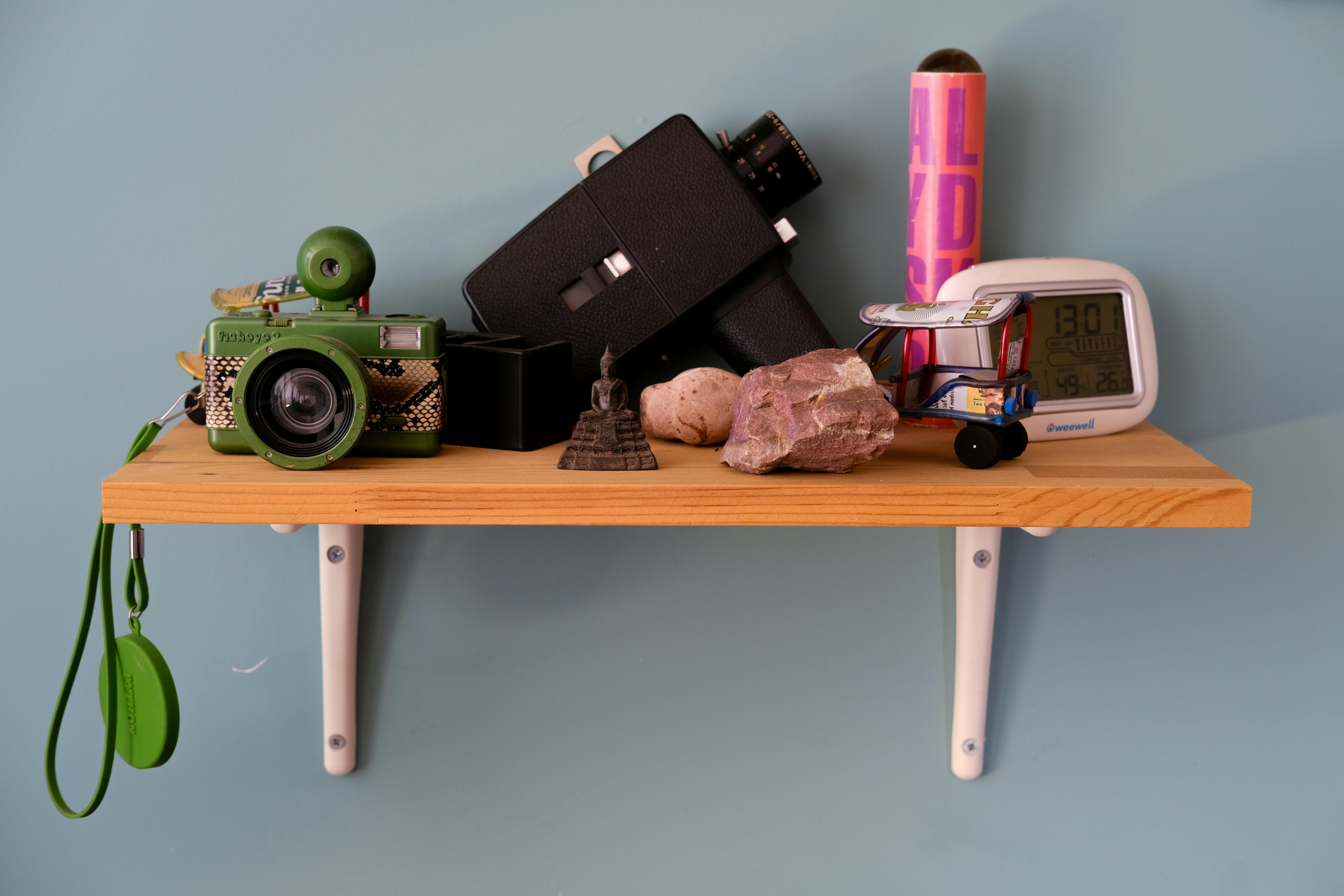 Detail einer stabilen Klappkonsole unter einer Tischplatte, sauber verschraubt und ausgerichtet