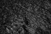 崎岖的地表呈现出戏剧性的黑白纹理，非常适合作为背景