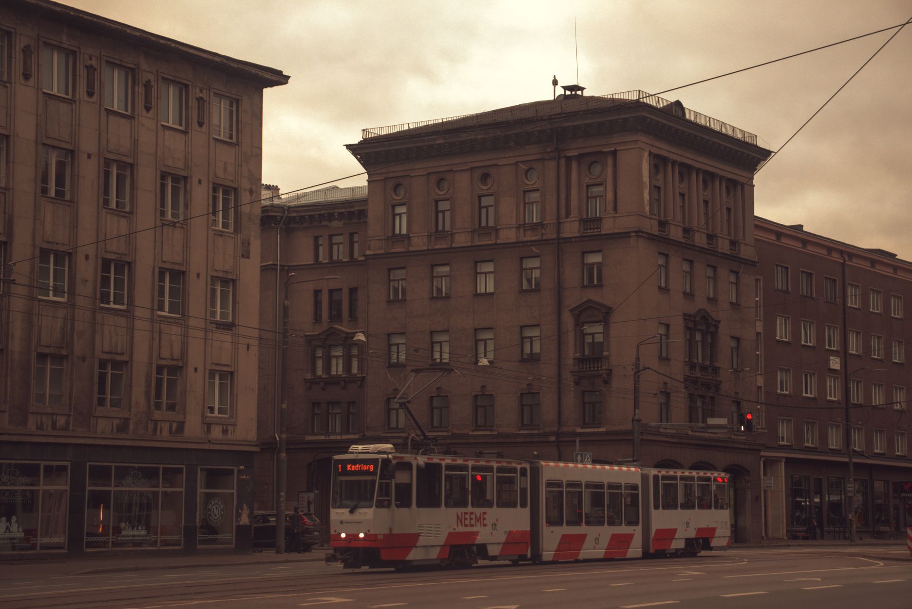 Tallinn'de tramvay hattı ve kent sokakları