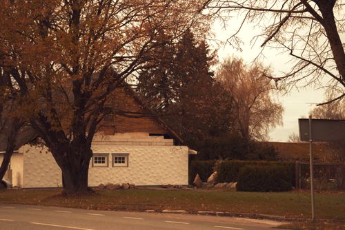 Free A scenic autumn view of a quaint house and street in Estonia, showcasing seasonal foliage. Stock Photo