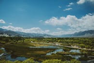 宁静的广阔乡村，群山环绕，天空清澈