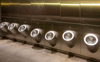 Người Canada thiết kế bồn tiểu không bắn nước tự hào với giải thưởng khoa học kỳ quặc