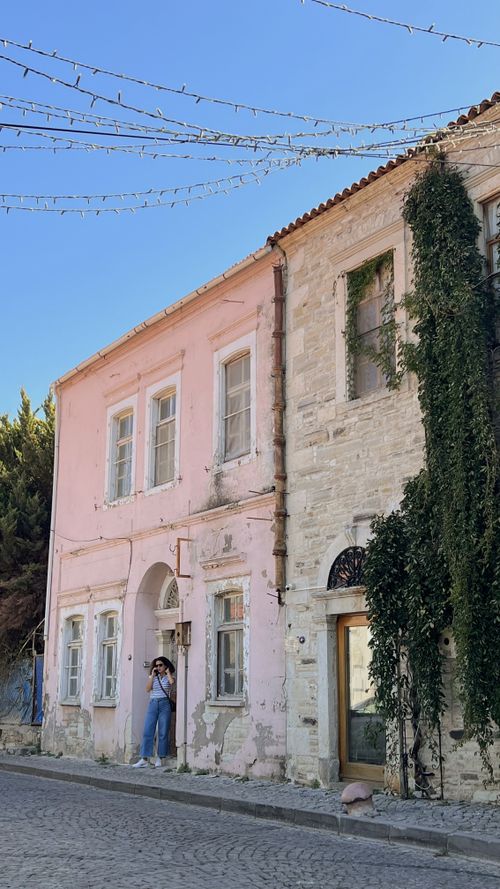 Free A peaceful historic street scene featuring rustic architecture and ivy-covered walls on a sunny day. Stock Photo