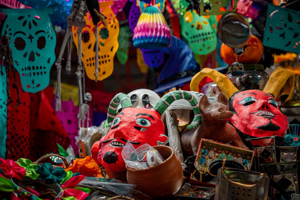 Sombreros pintados con motivos de rana dorada, la artesanía más característica del Valle