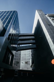 柏林引人注目的现代建筑以时尚的线条和创新的设计展示了其魅力