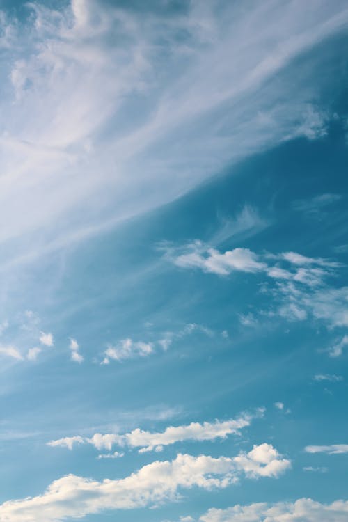 бесплатная Белые облака под голубым небом Стоковое фото