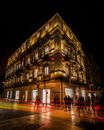 墨西哥城市中心的历史建筑在夜间被照亮，街道上装饰着灯光条纹