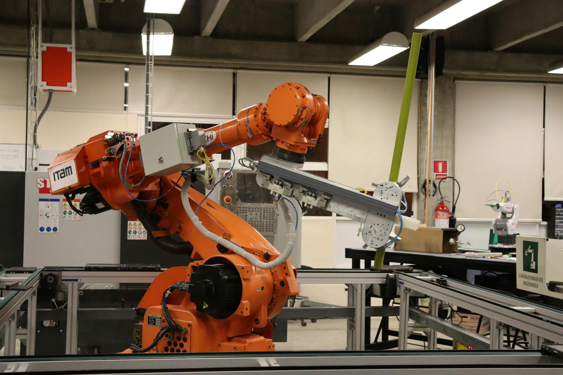 Industrial robotic arm in a Ciudad de México lab setting, showcasing automation technology.