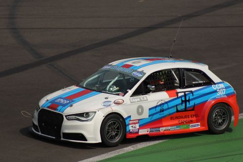 Free Colorful race car speeding on a Ciudad de México race track during the day. Stock Photo