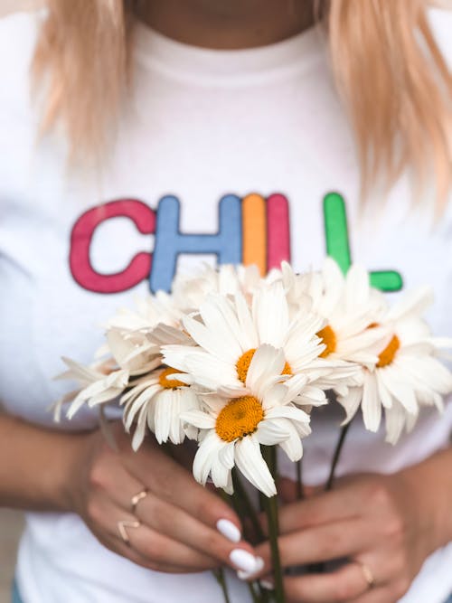 Mujer Sosteniendo Un Ramo De Flores De Margarita Común Blanco Y Amarillo