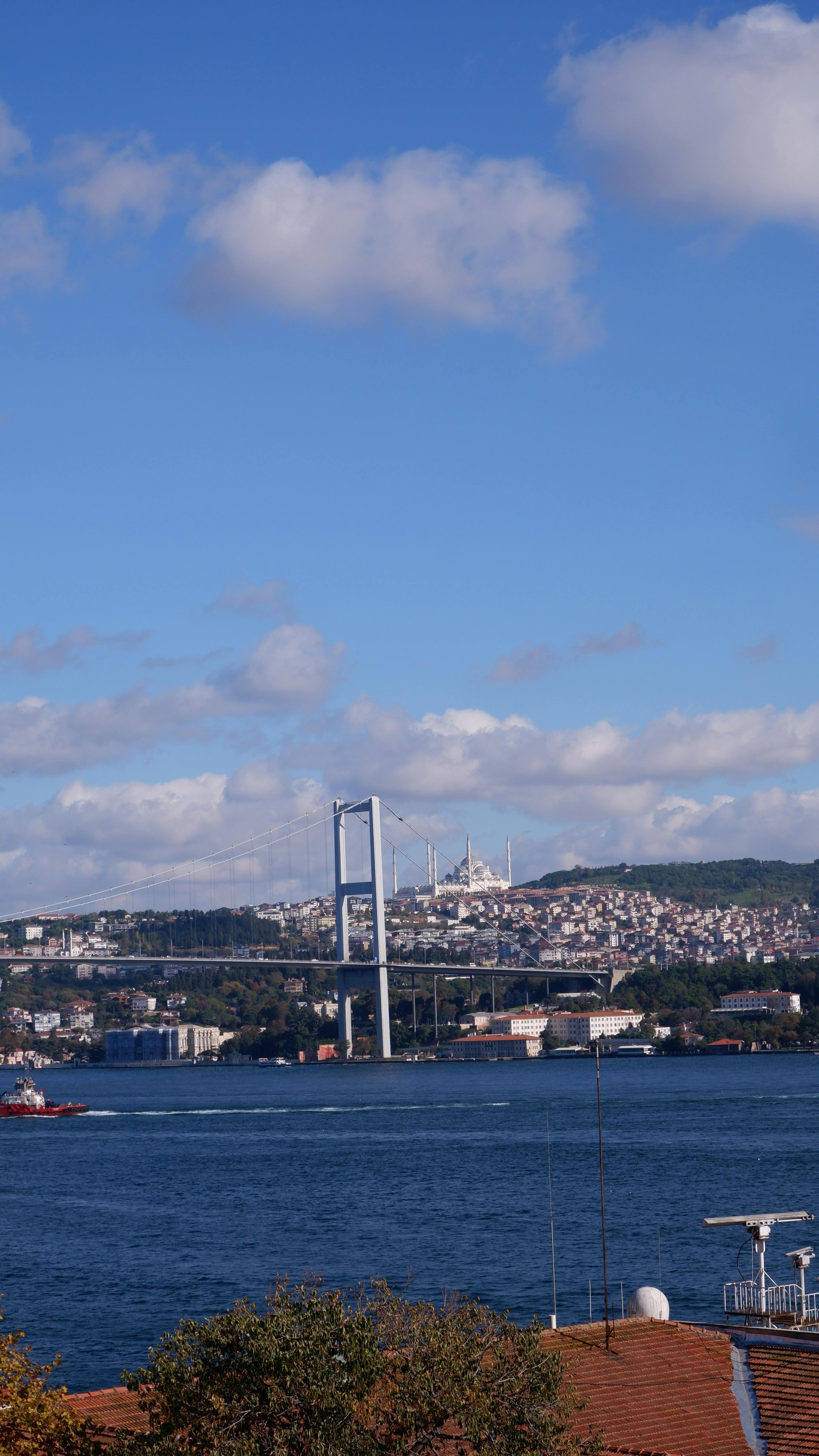 Gratuit Magnifique paysage mettant en vedette le pont du Bosphore reliant les continents d'Istanbul sous un ciel bleu clair. Photos
