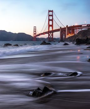 日落时分，壮丽的金门大桥与宁静的海浪和如画的风景一同被捕捉
