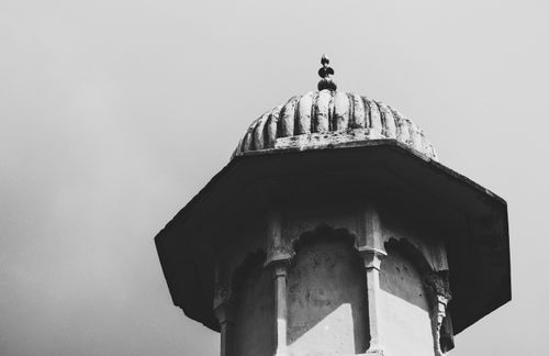 Free Black and white photo of a Mughal architectural dome under a cloudy sky. Stock Photo