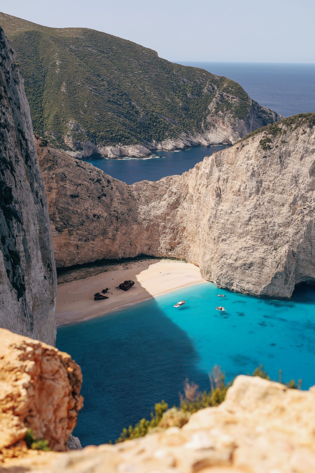 Unde te cazezi în Zakynthos - plaja Navagio văzută de sus