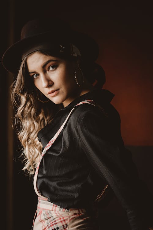 бесплатная Фотография женщины в коричневой шляпе Стоковое фото