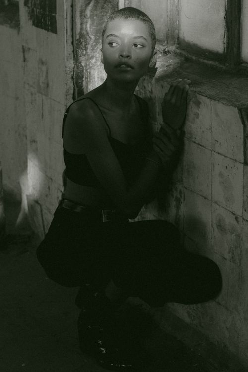 Free Stylish monochrome portrait of a woman posing in an urban environment, showcasing modern fashion. Stock Photo