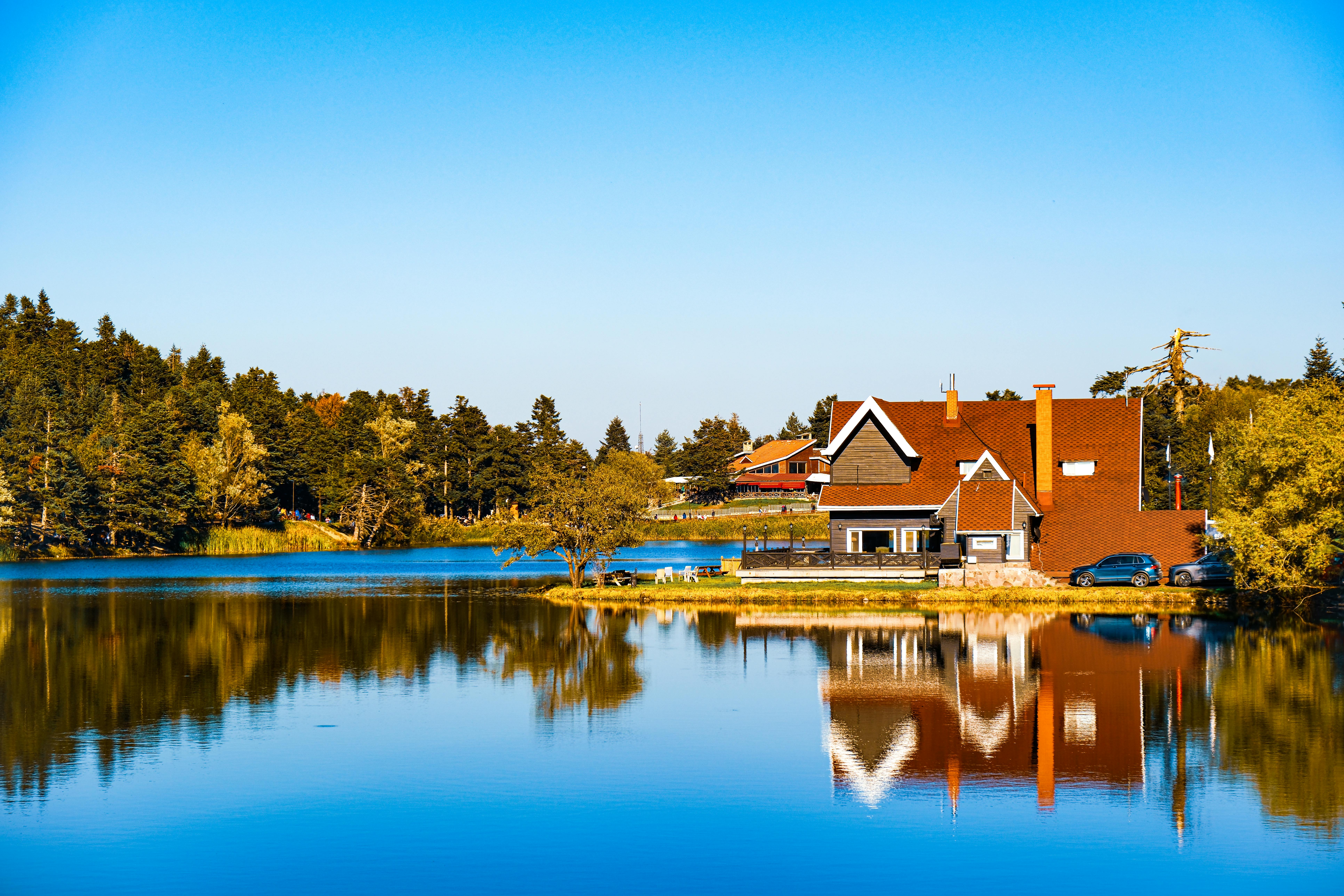 Paysage serein avec une maison et un reflet sur le lac à Bolu, en Turquie.