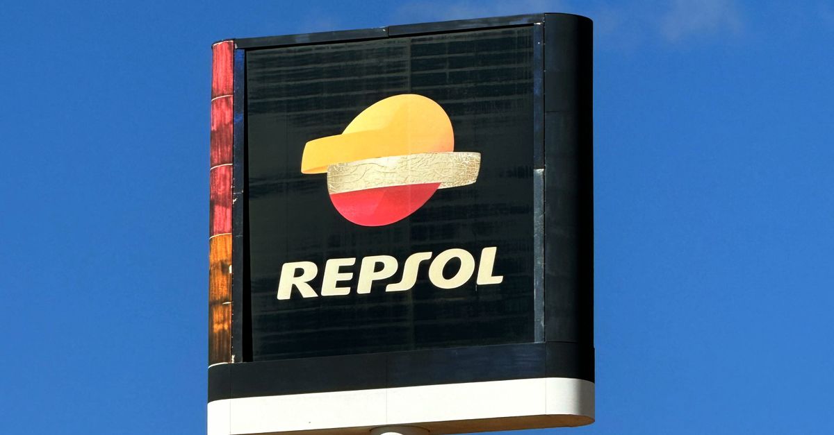 Repsol Signs Repsol Gas Station Sign in Valencia, Spain · Free Stock Photo
