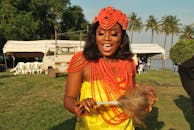 在户外，充满活力的妇女们展示了非洲的文化与传统服装和珠宝