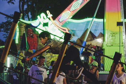 家庭节日之夜，灯光明亮，一个孩子正在充满活力的狂欢节上攀爬绳索