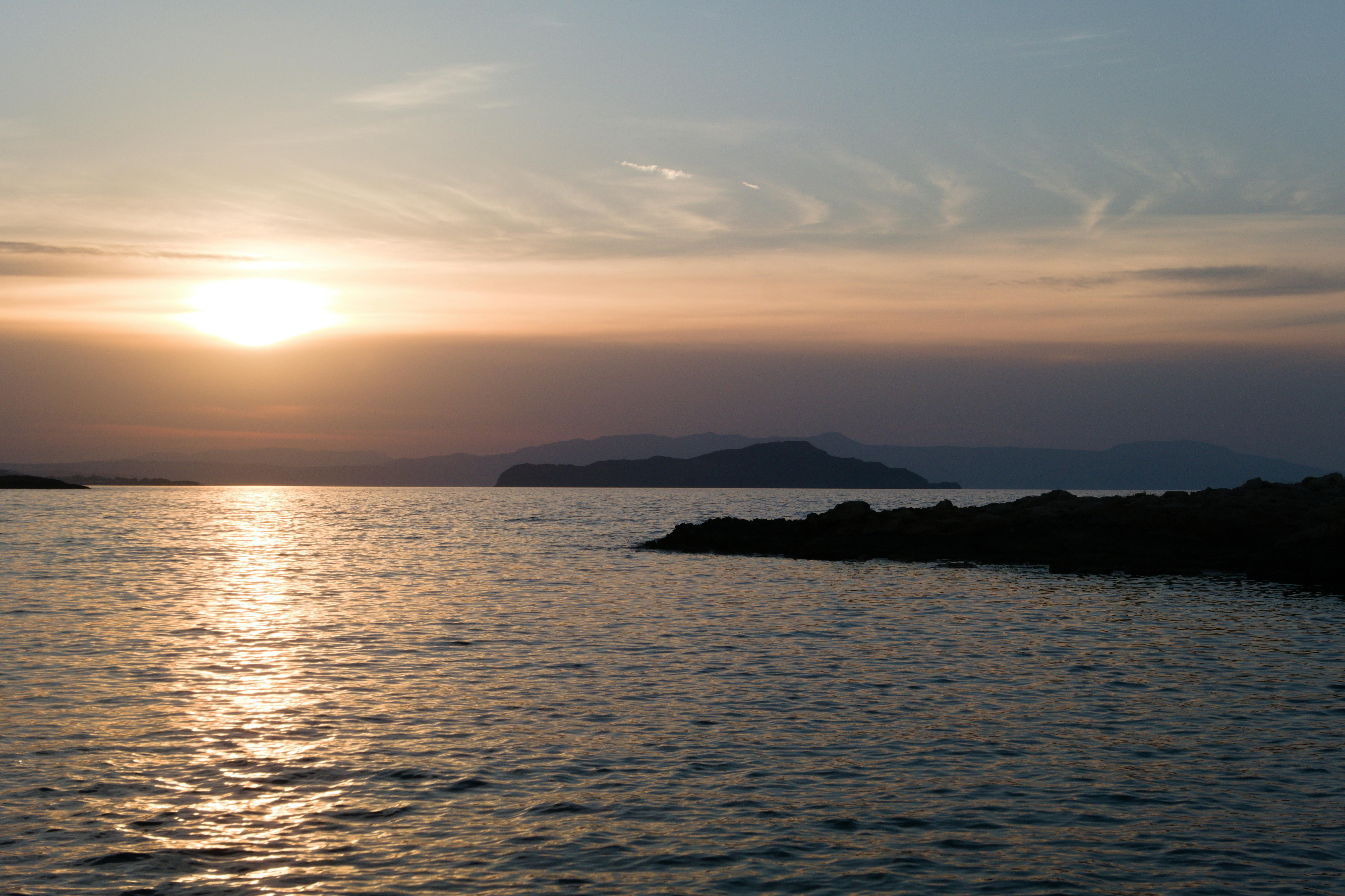 Una costa mediterránea en calma al atardecer