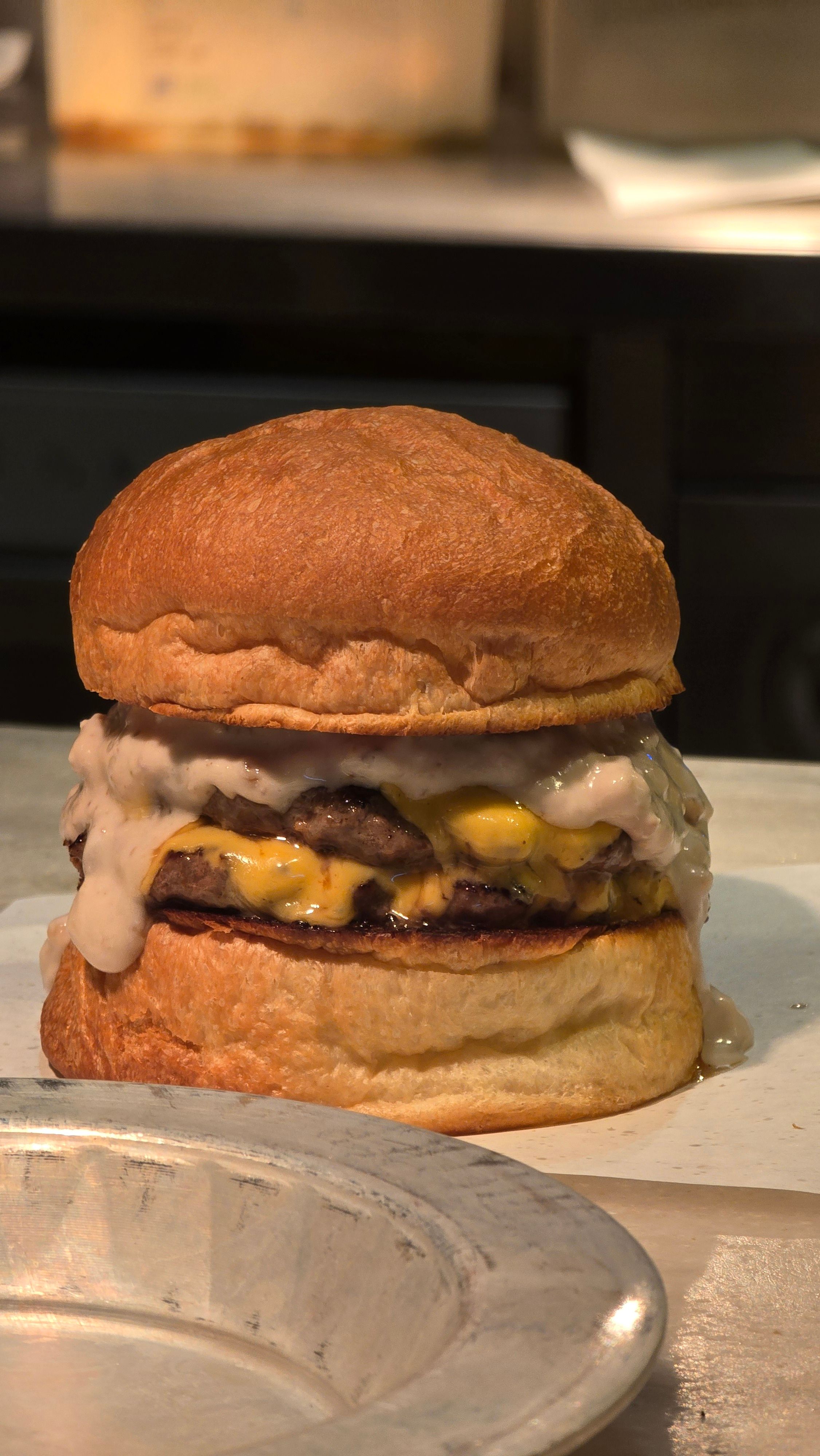 Cheese Burger X2 dengan saus melimpah di atas nampan lapak