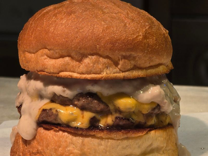 Cheese Burger X2 dengan saus melimpah di atas nampan lapak