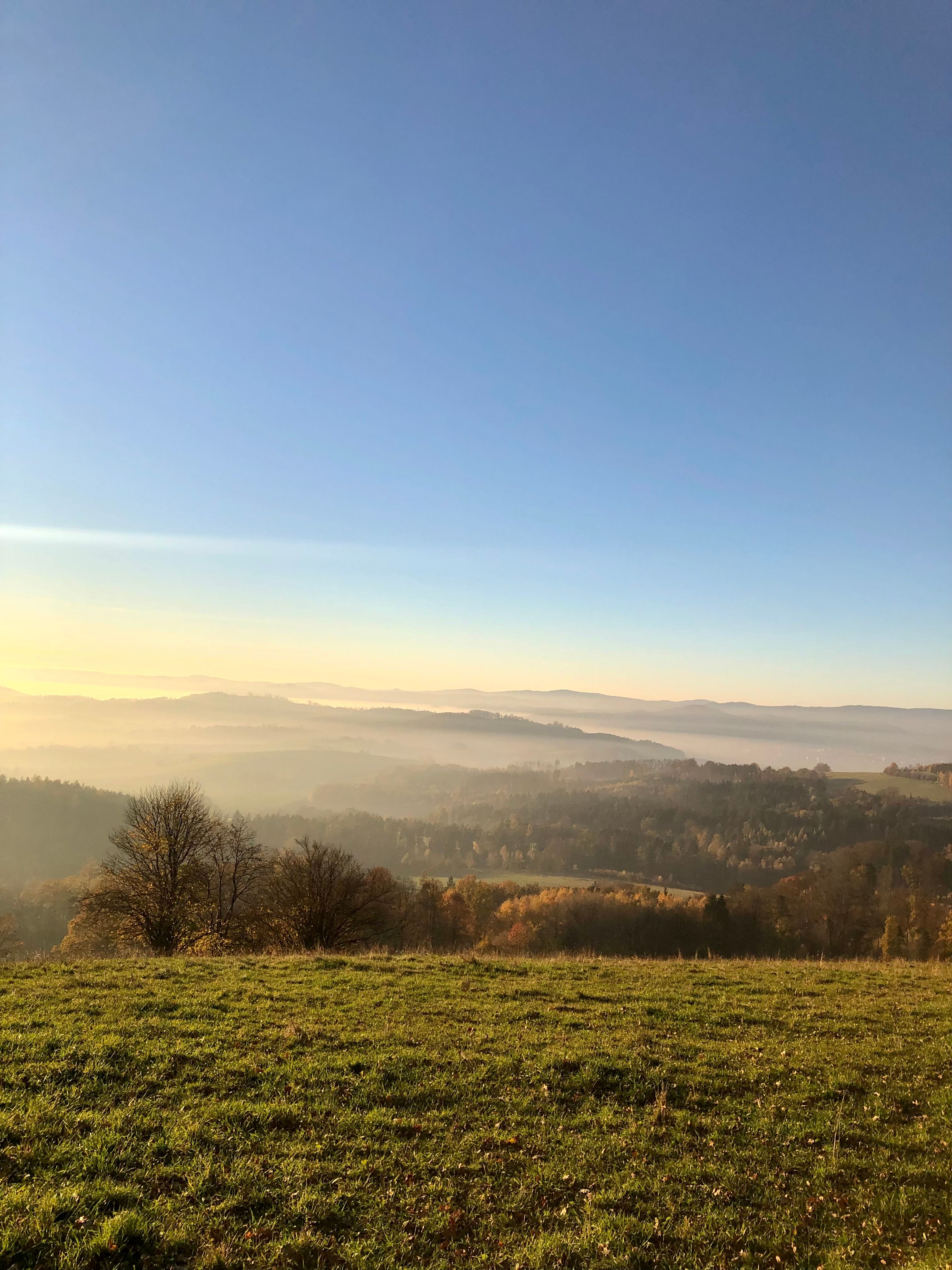 Scenic Misty Morning Hills with Clear Sky · Free Stock Photo