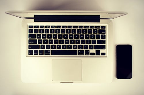 Weißer Laptop Computer Computer Neben Schwarzem Android Smartphone
