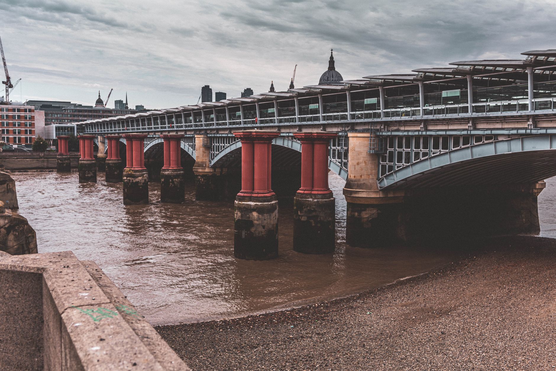 Londra'da Putney Köprüsü ve Thames Nehri