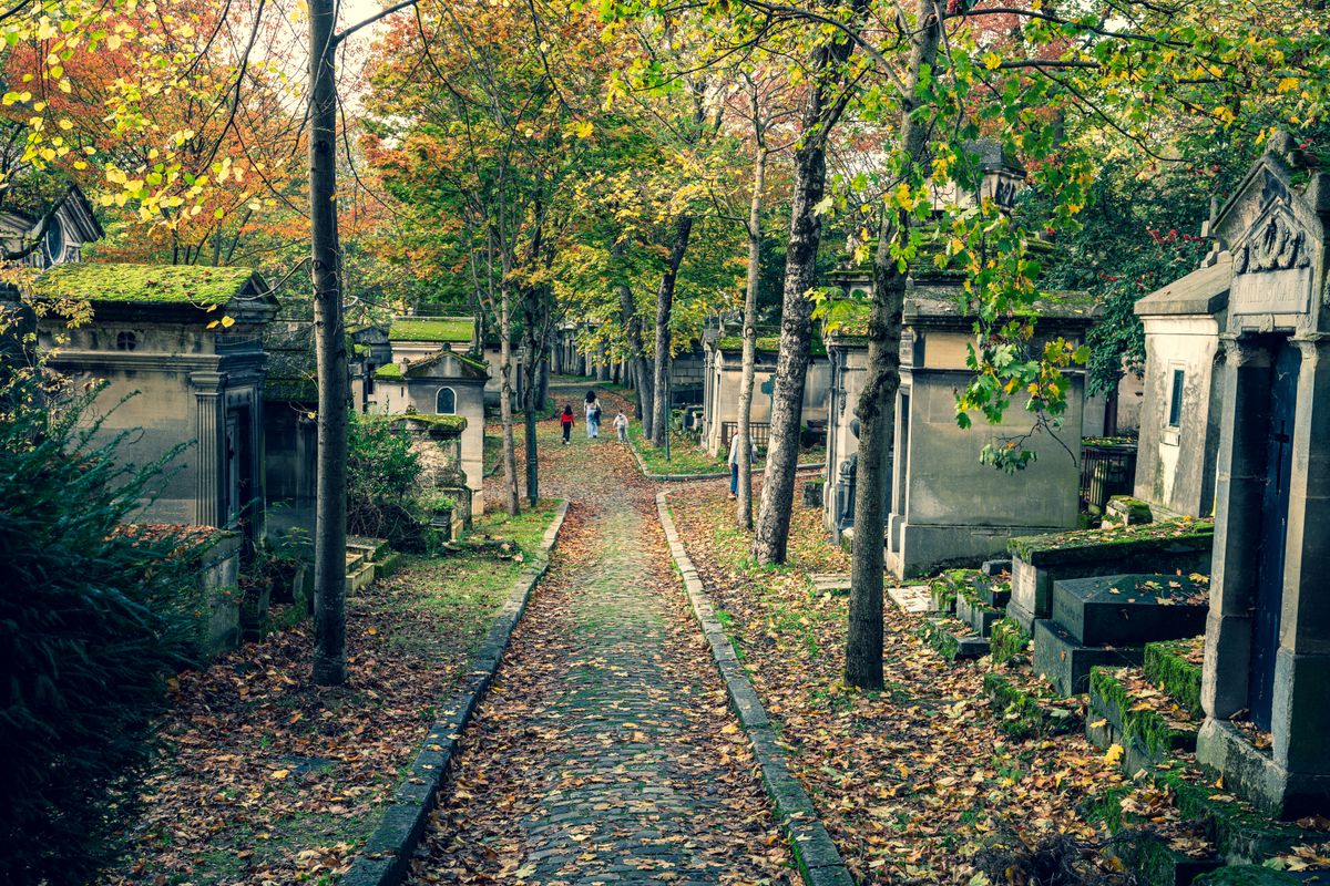 Alee pavata intre capele funerare, cu artari de toamna