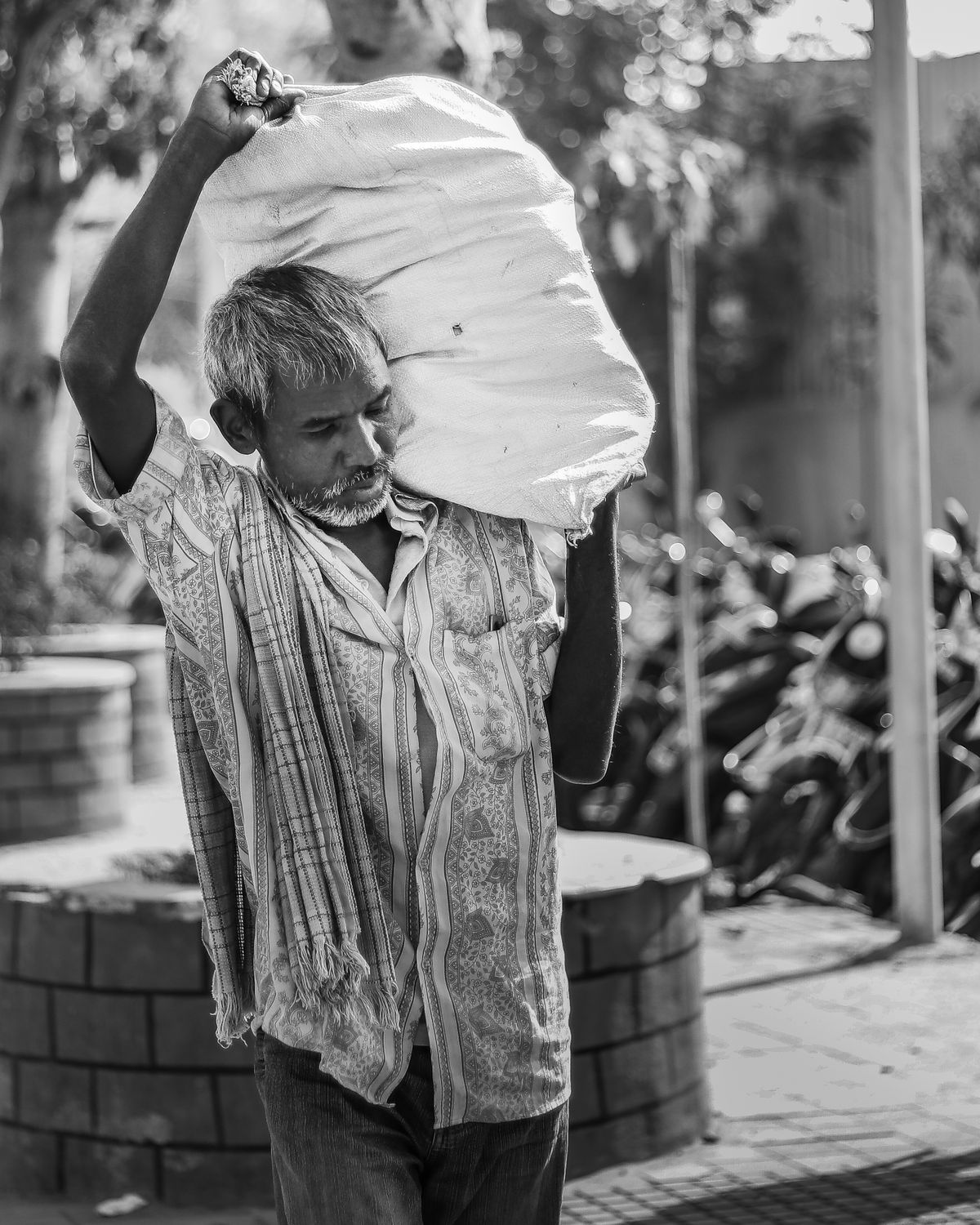 White Load Humain Hardworking Man Carrying Heavy Load in Black and White · Free Stock Photo