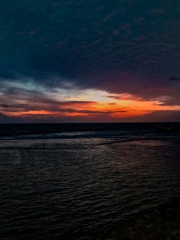 斯里兰卡加勒的海上日落迷人，天空色彩鲜艳