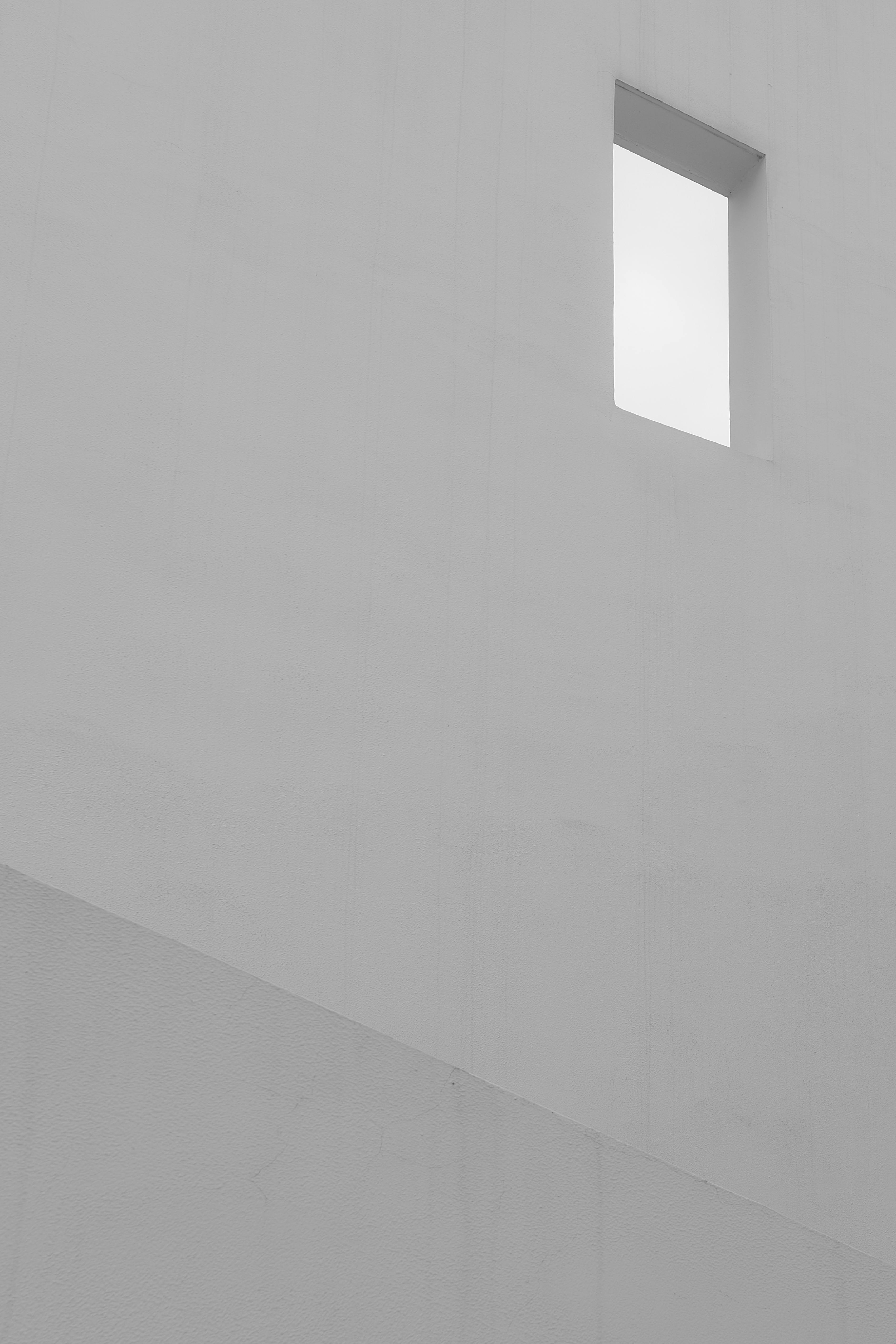 Zadarmo Abstraktná minimalistická fotografia sivej steny s geometrickým štvorcovým otvorom. Fotka z fotobanky