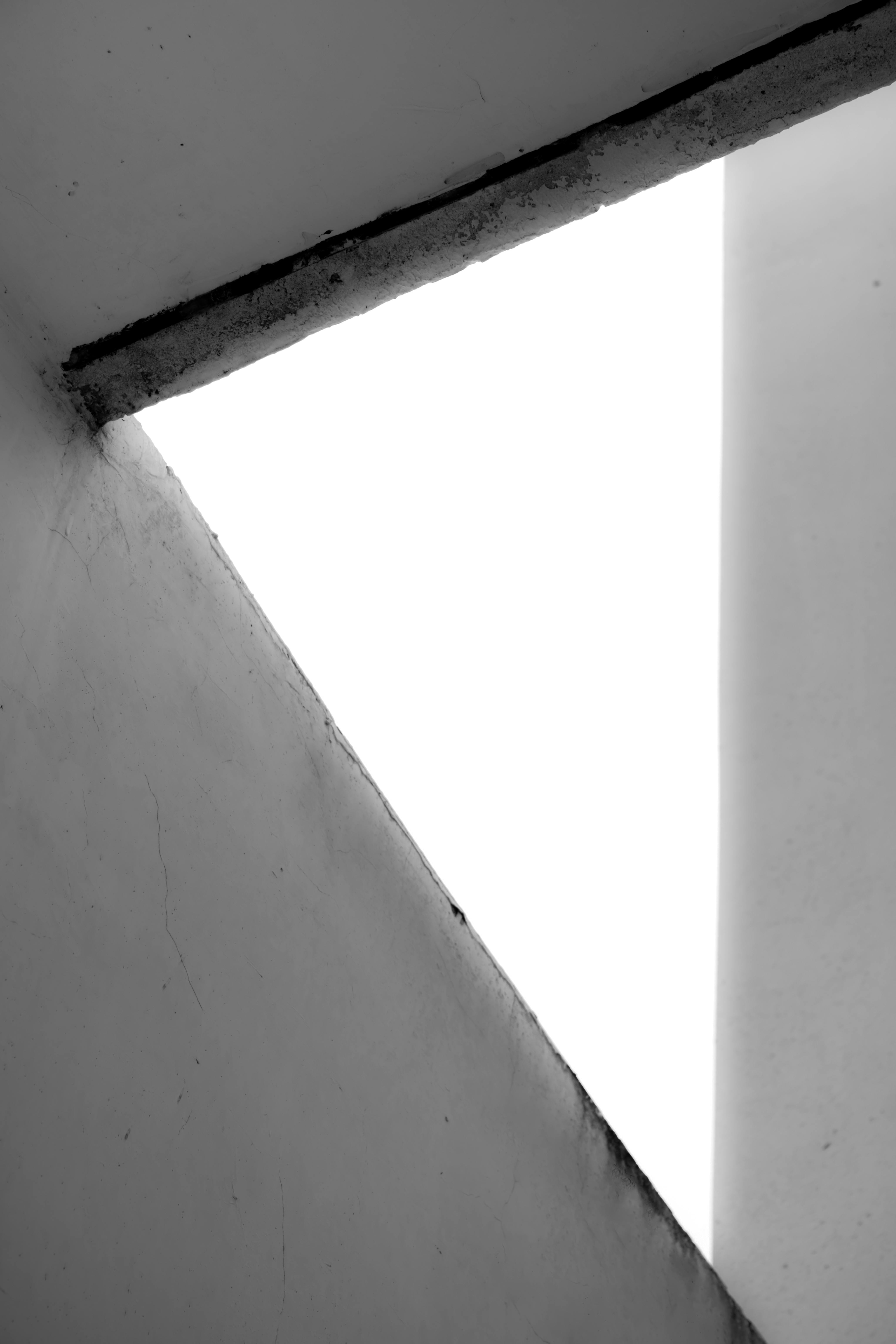 Gratis Fotografía abstracta en blanco y negro que presenta ángulos geométricos nítidos y contraste. Foto de stock