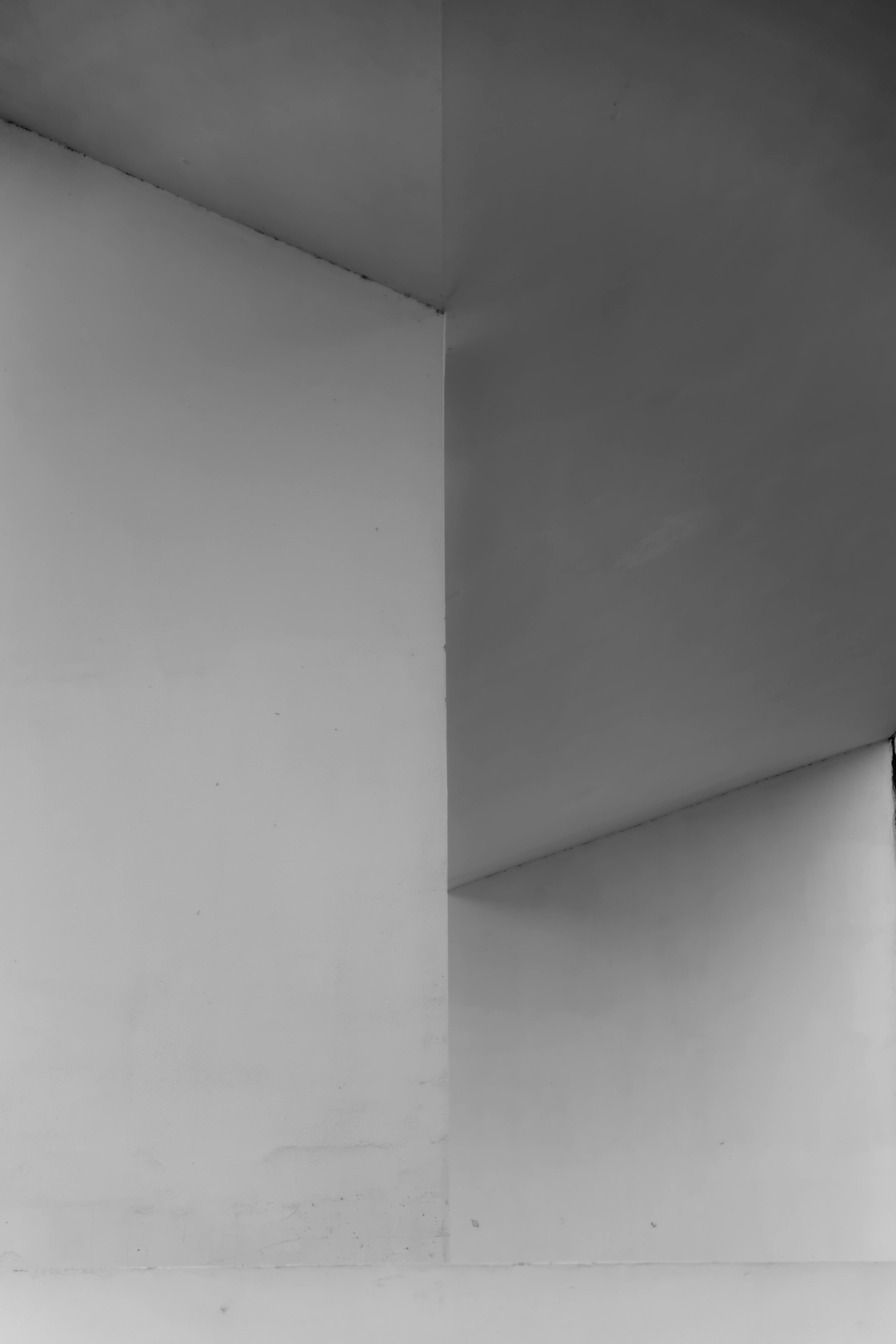 Gratis Fotografía abstracta en blanco y negro que captura la arquitectura minimalista y el juego de sombras. Foto de stock