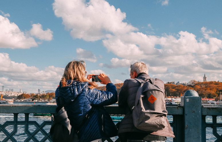 Online dating: starting a conversation on a niche platform