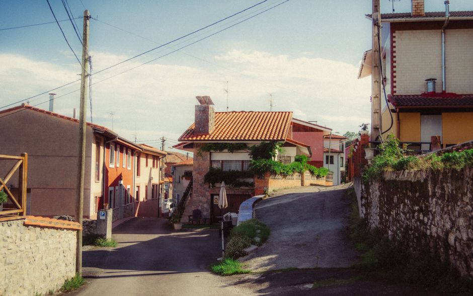 Pintoresca escena callejera en un pueblo rural español, que captura una arquitectura pintoresca y una atmósfera tranquila.